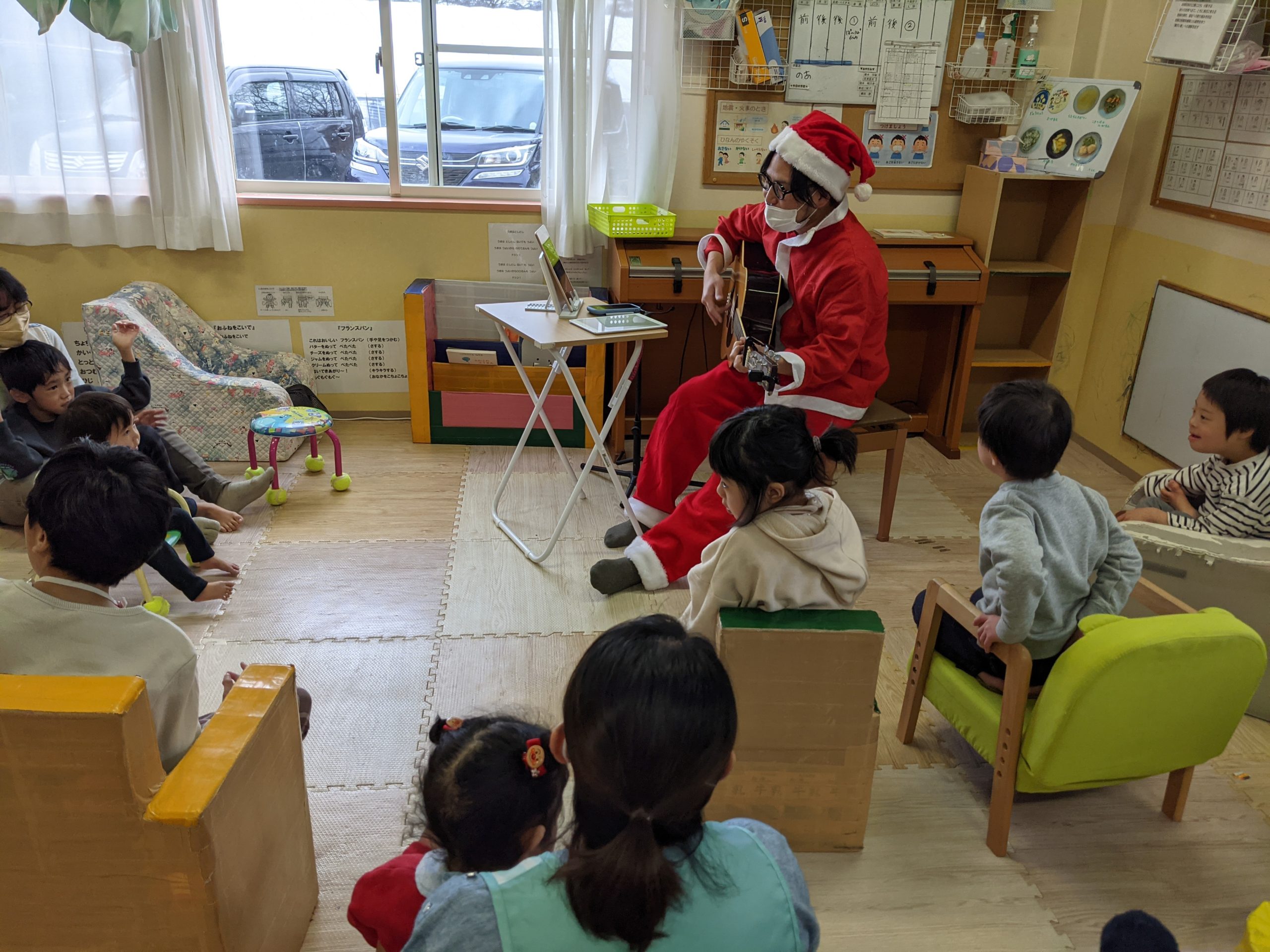 ギターを持ったサンタさん【コパン・クラージュ】 - 社会福祉法人 心愛