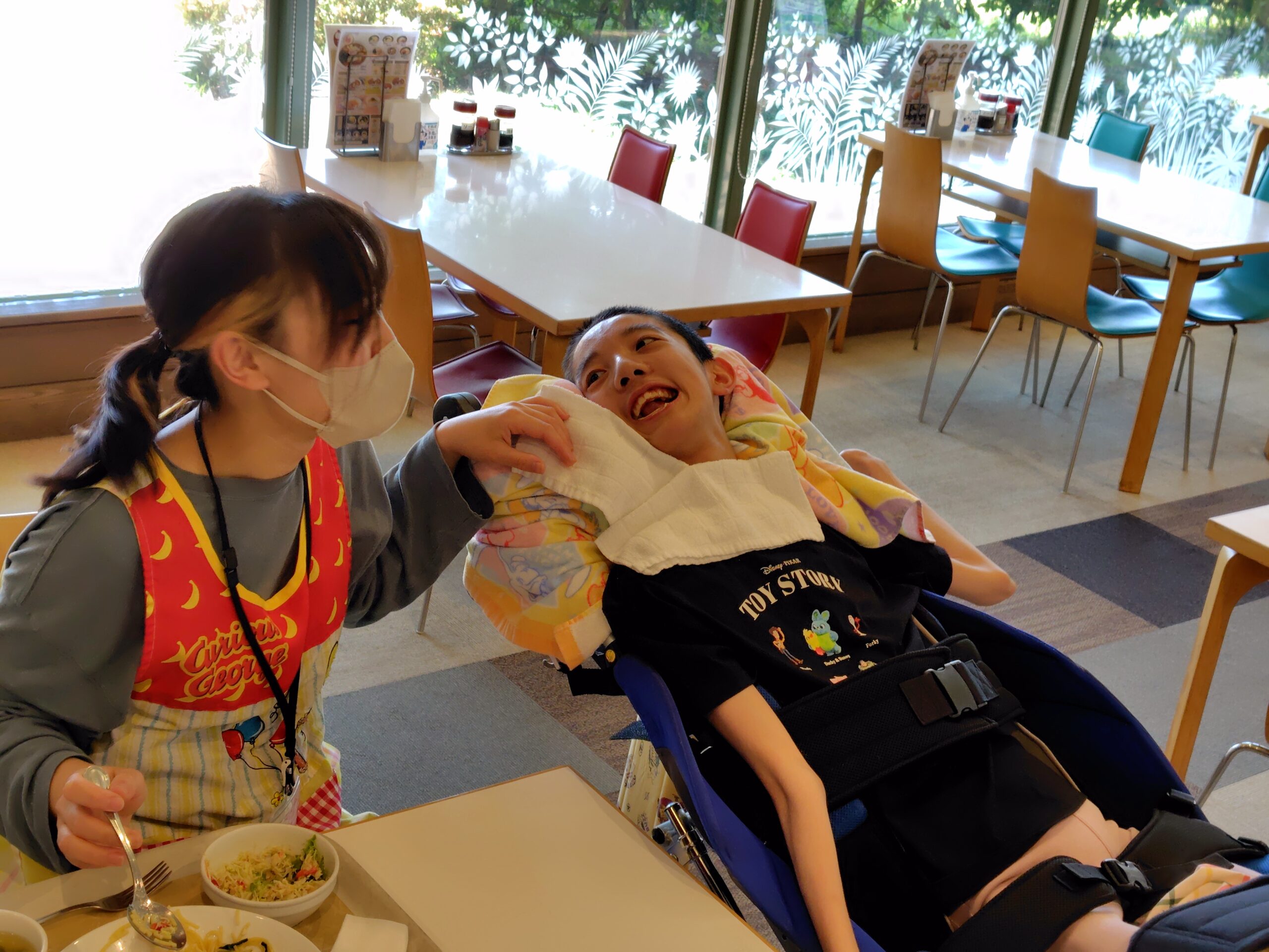ご飯を食べる様子