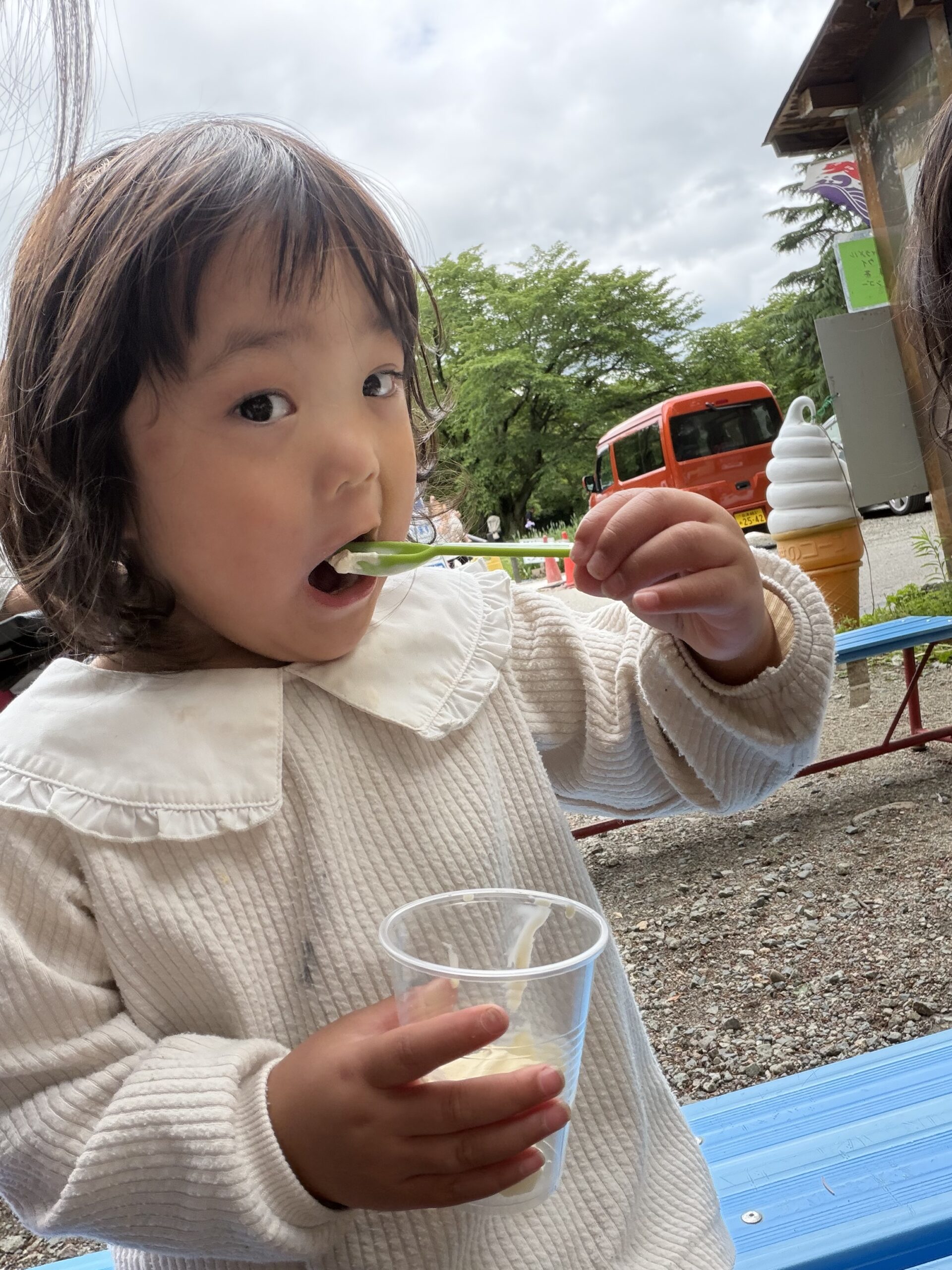 アイスを食べる子ども